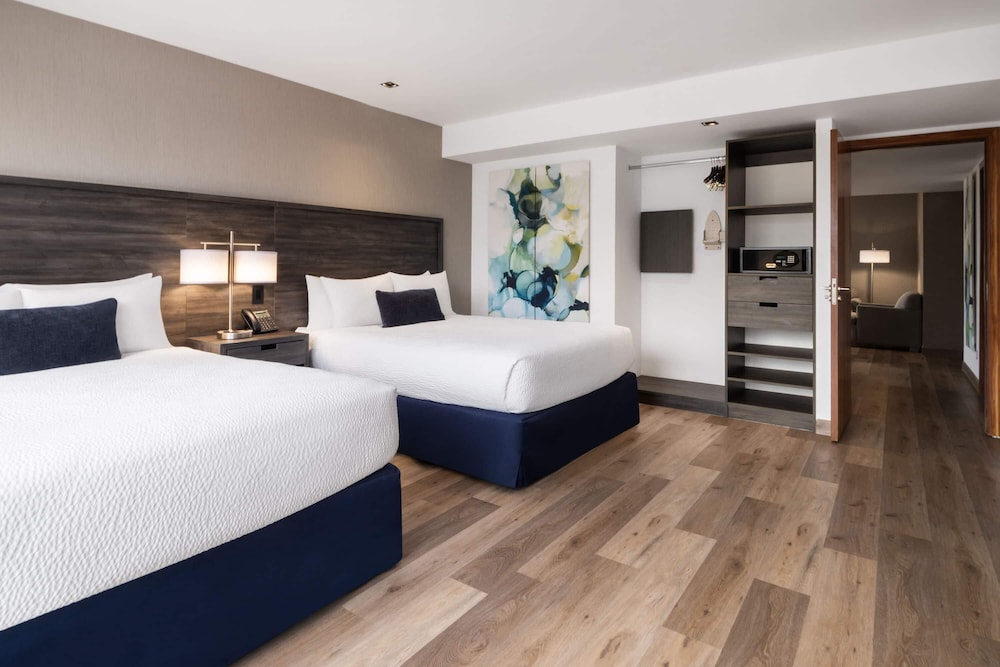 1 Bedroom, 2 Queen Beds, Kitchenette