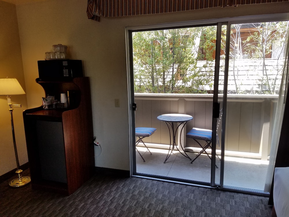 Lone Oak Lodge 31/35