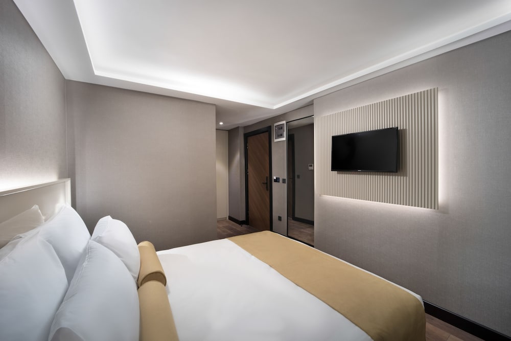 ECONOMY, DOUBLE OR TWIN BED