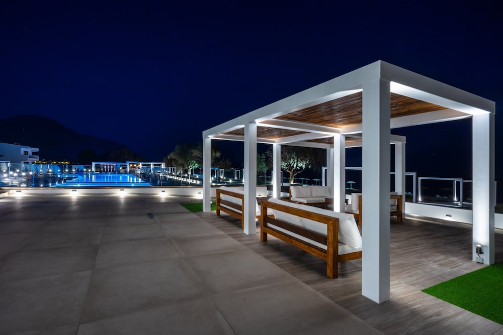 Kamari Plus Hotel 4/49