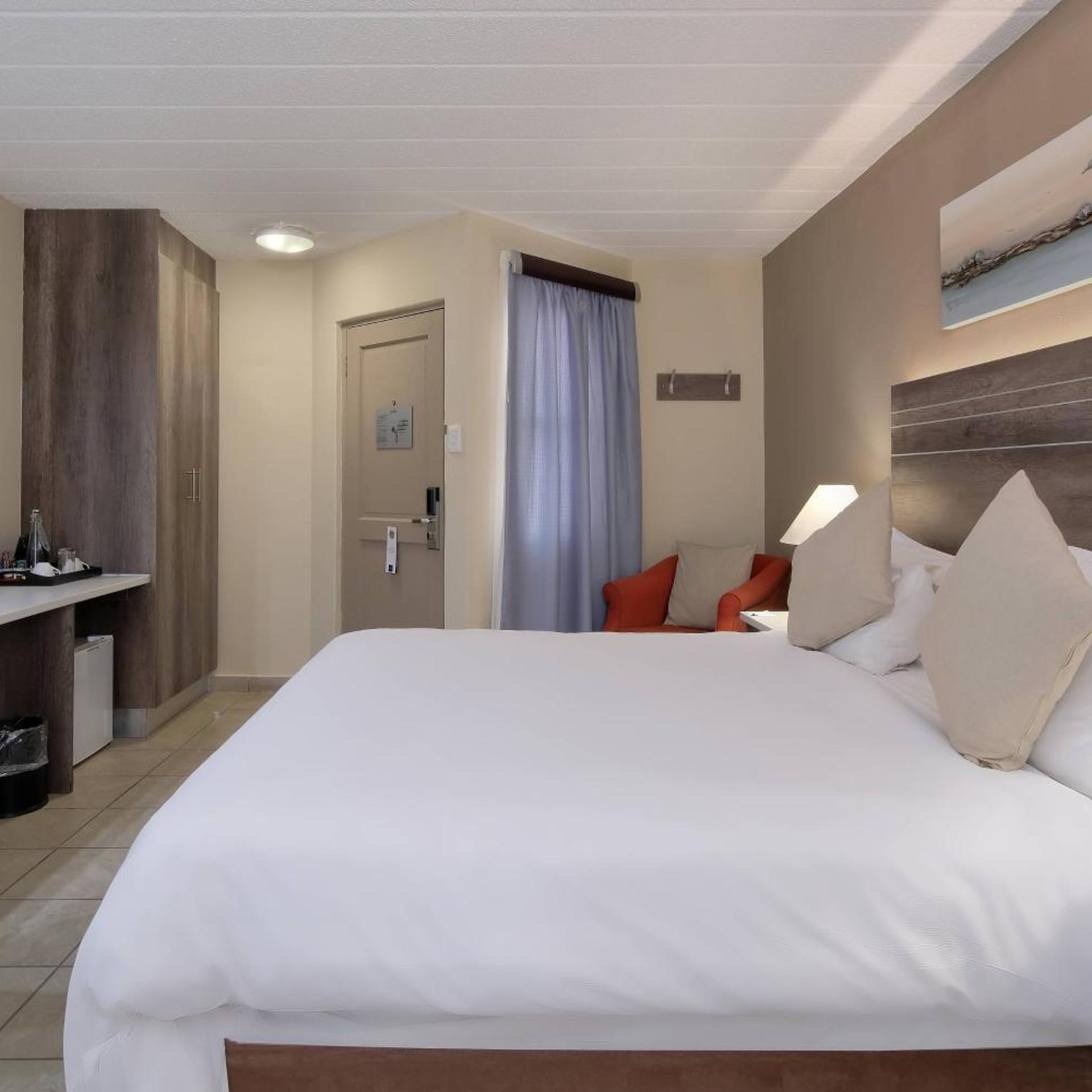 Guest Room, King Bed, Garden View, Accessible