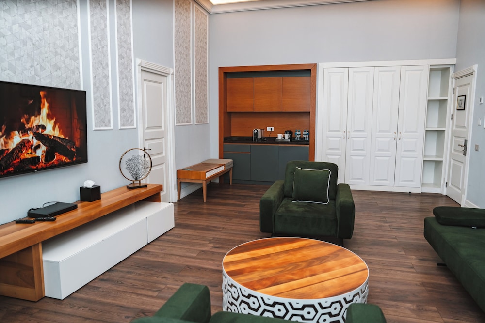 Promenade Hotel 30/50
