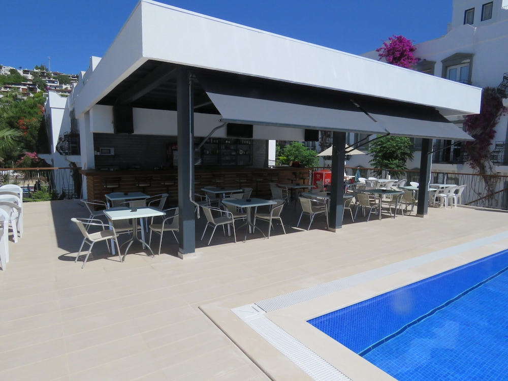 La Maison Apartments 49/52