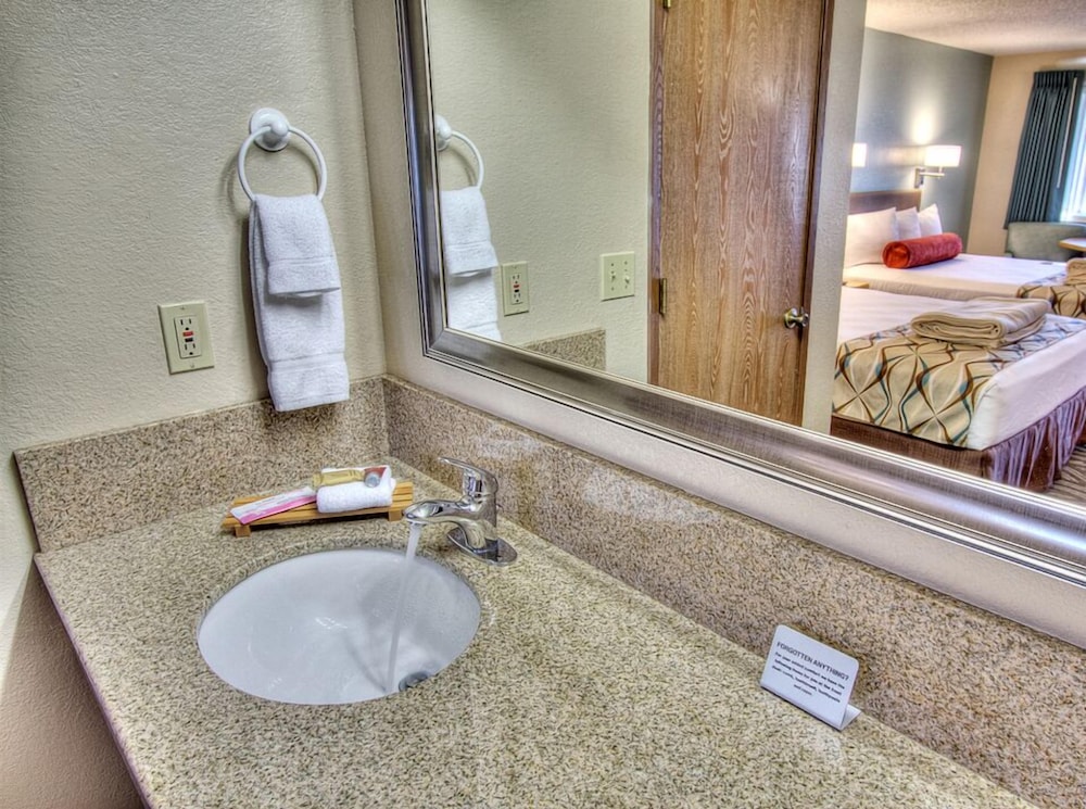 Super 8 by Wyndham Florence OR 37/38
