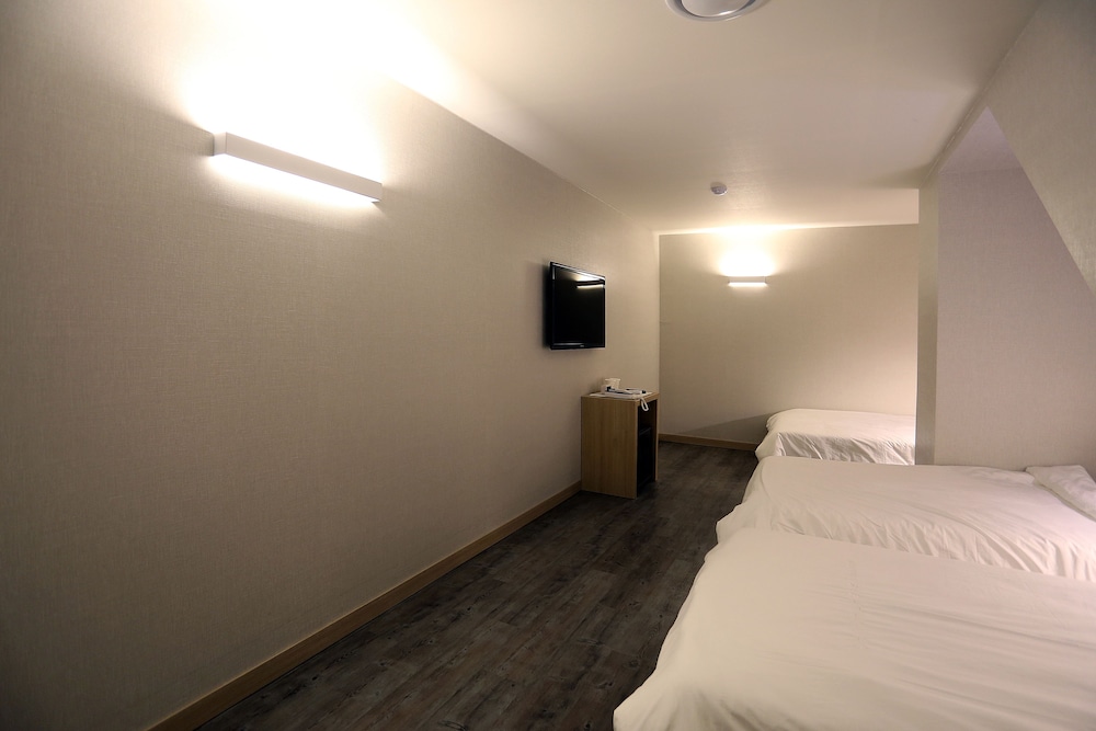 ROOM, TRIPLE