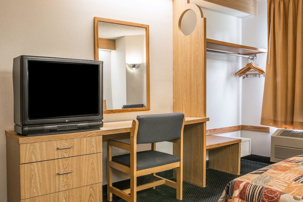 Days Inn By Wyndham Flint/Bishop International Airport 28/41