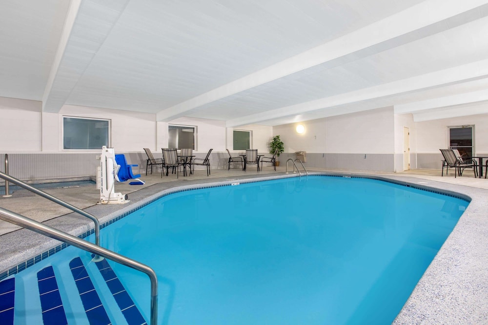 Days Inn by Wyndham Fond du Lac 15/27