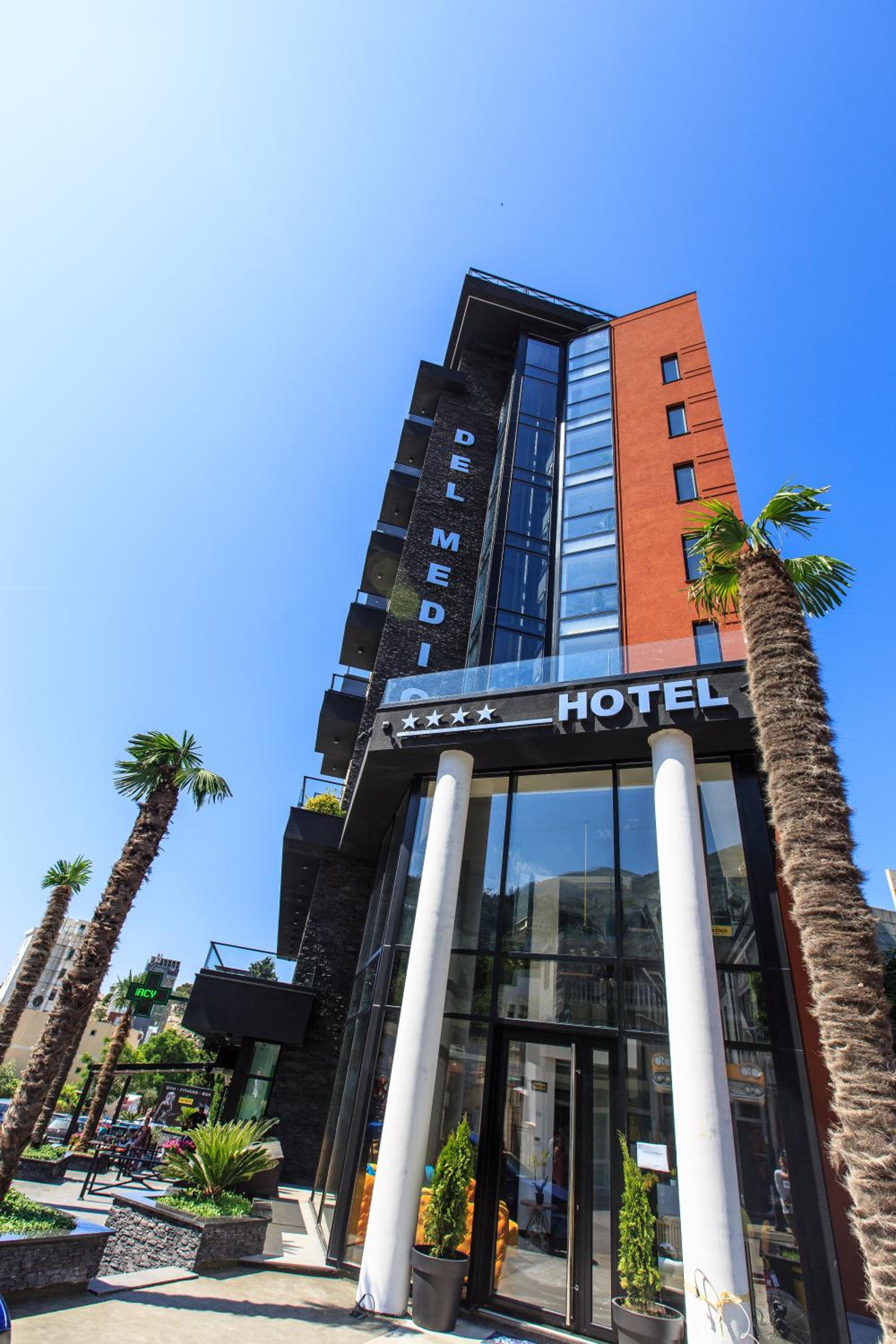 Hotel Del Medio 1/24