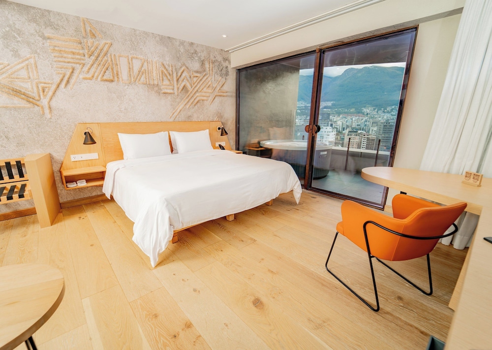 Collection, Luxury, Studio, Suite, King Bed, Hydromassage, Balcony