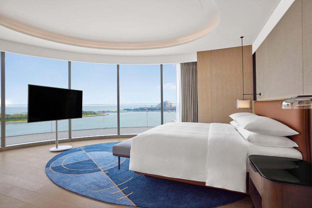 1 Bedroom, Hospitality, Suite, King Bed, Ocean Front, Balcony, Club Lounge Access