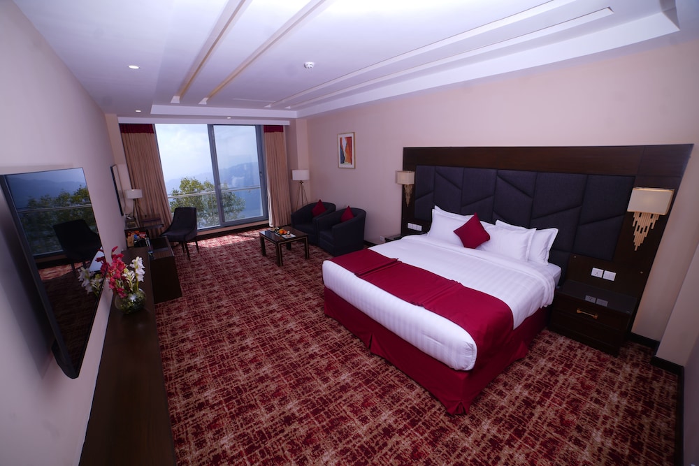 Executive, King Bed, Pine View