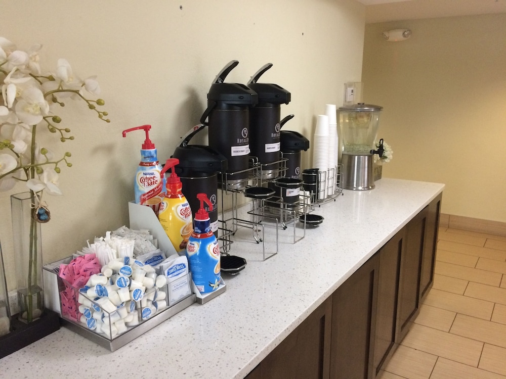 La Quinta Inn & Suites by Wyndham Knoxville Papermill 34/45