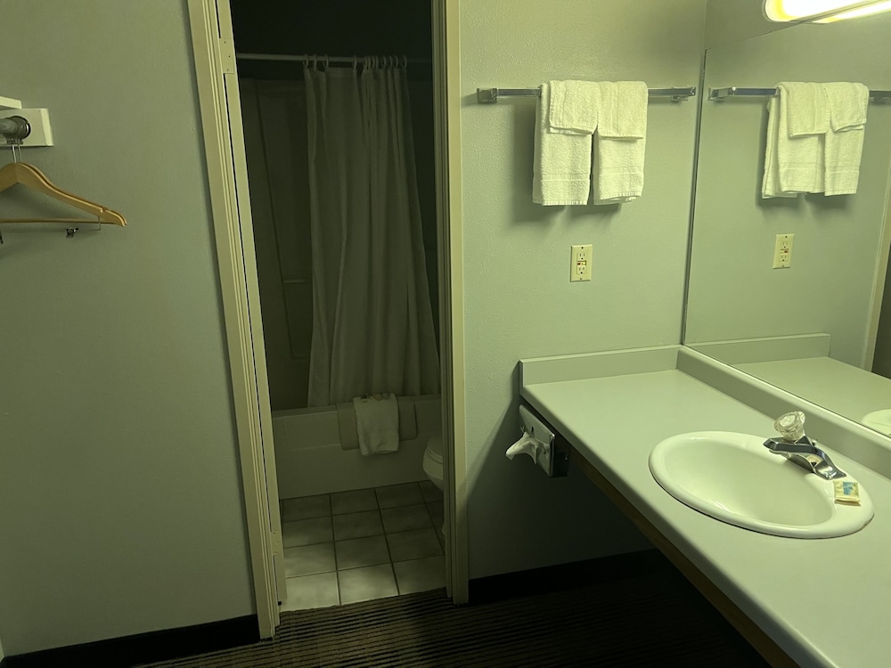 The Ridge Hotel Portage 42/43