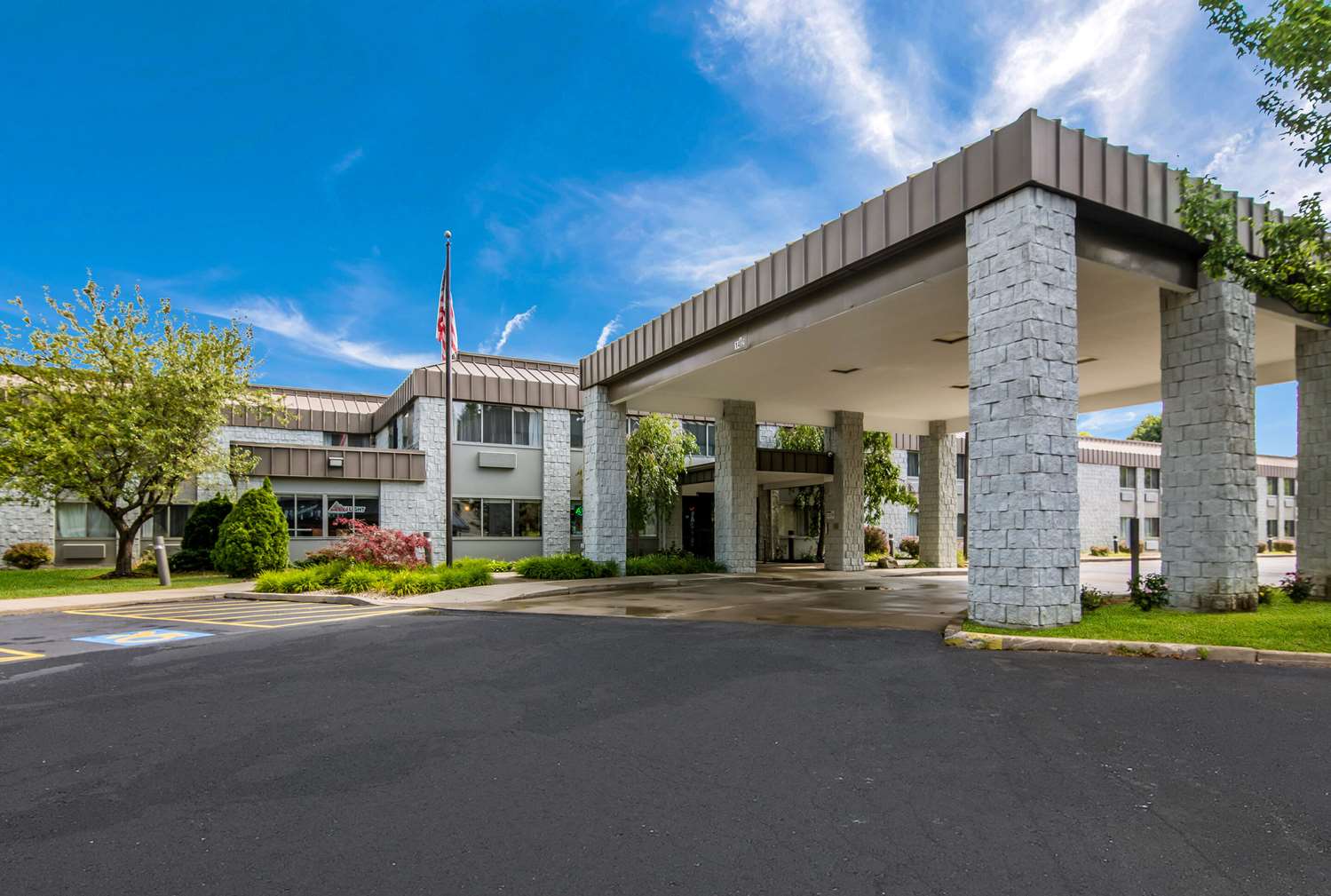 Clarion Pointe Jamestown - Falconer 16/18