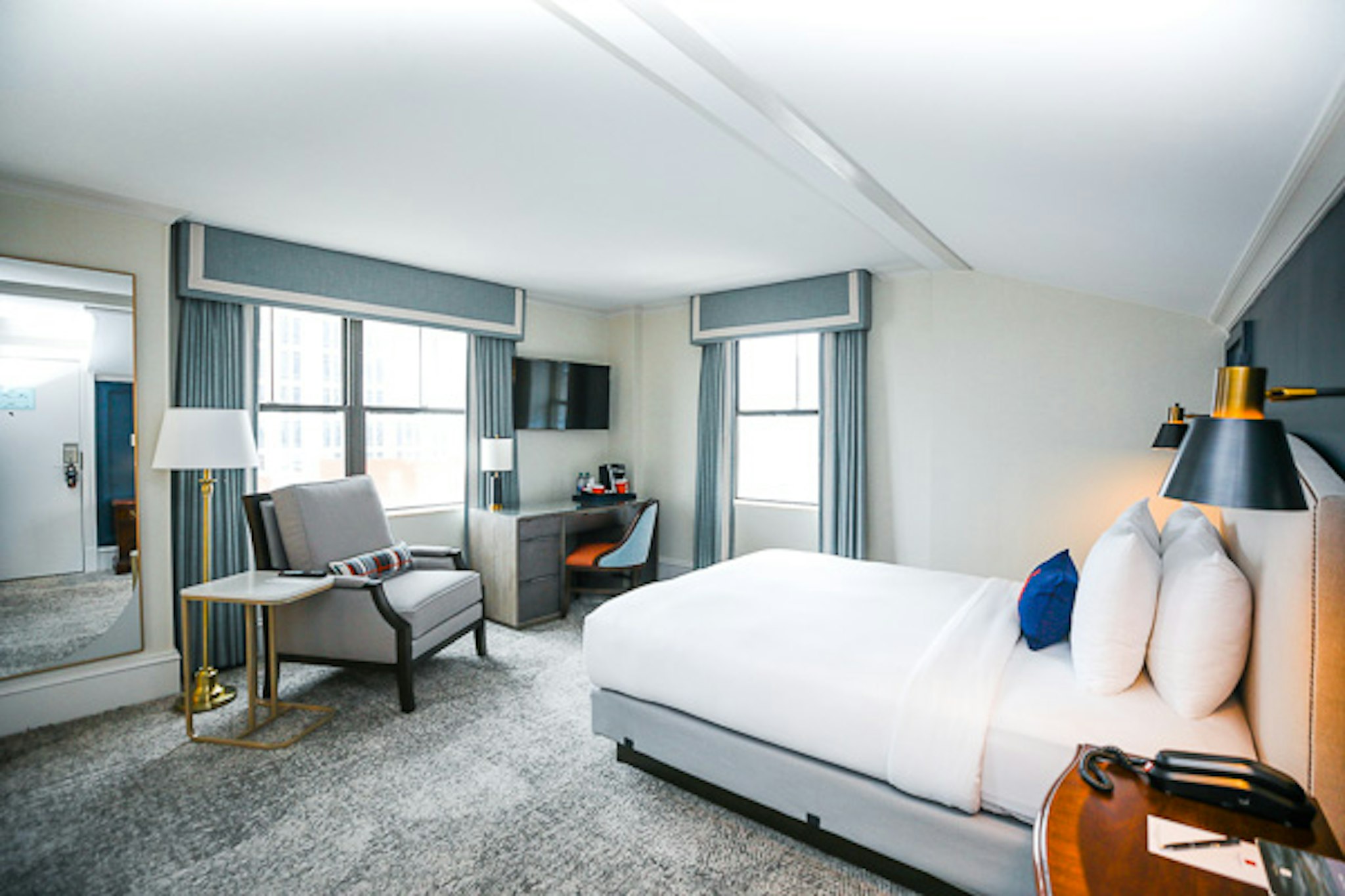 PREMIER, QUEEN BED
