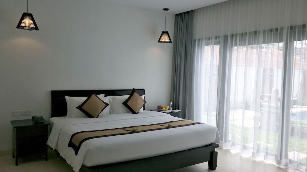 DELUXE, KING BED