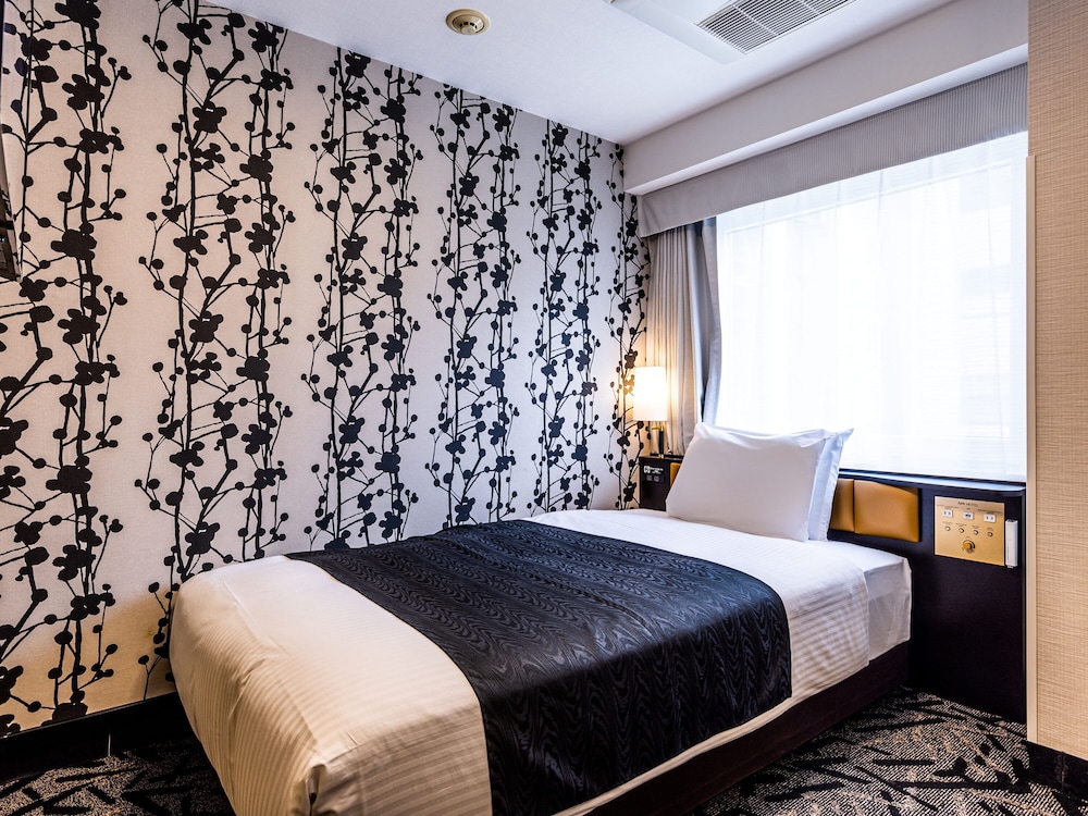 ROOM, SINGLE