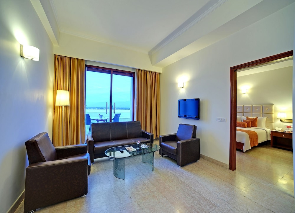 ROYAL SAROVAR PORTICO 19/35