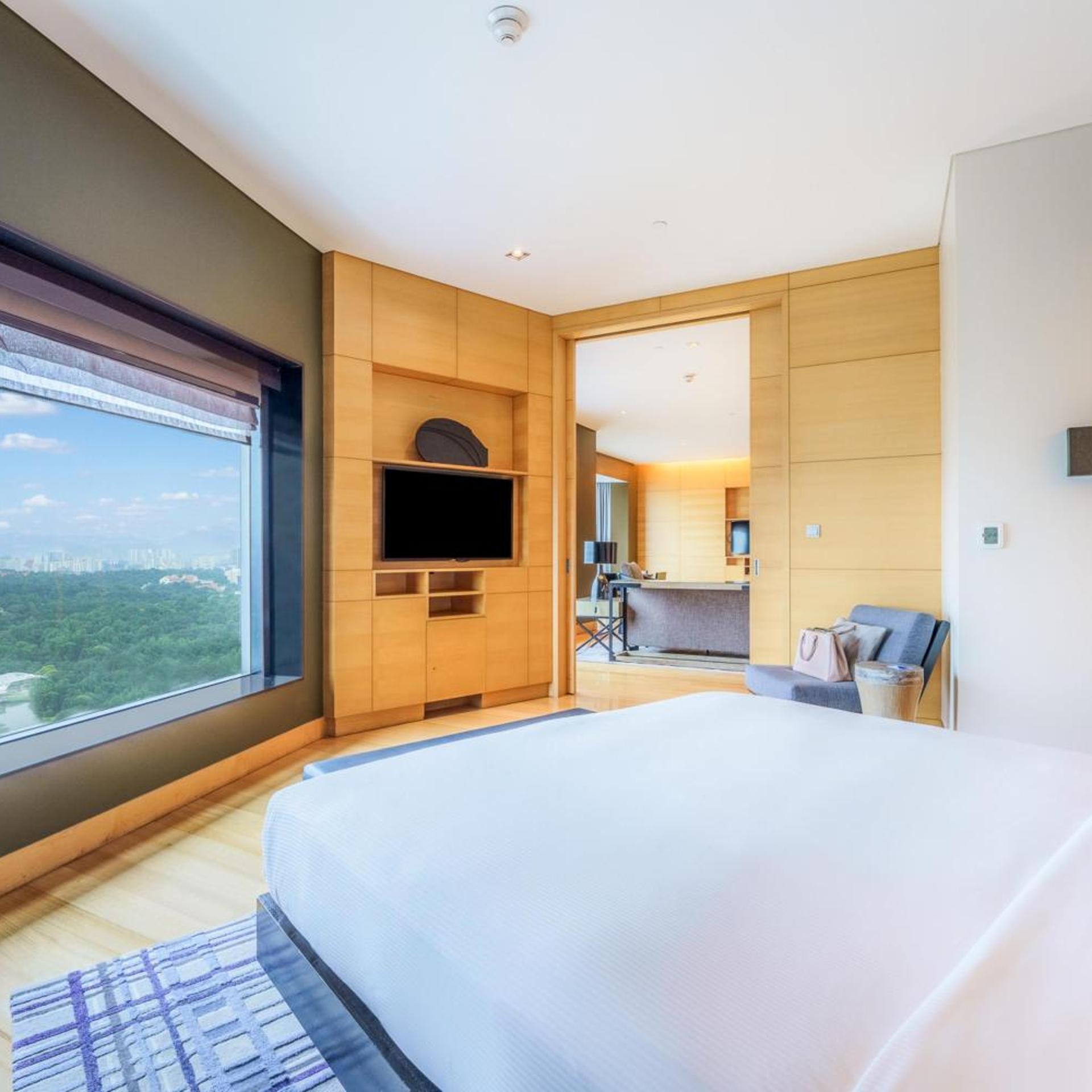 Lifestyle, Suite, King Bed