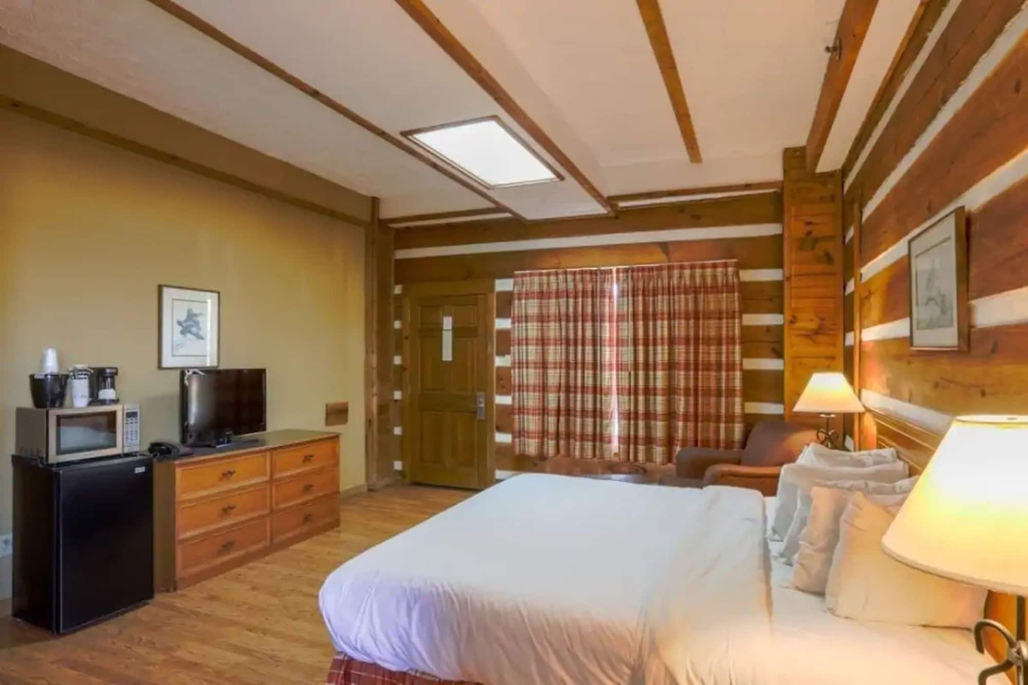 SUITE, KING BED