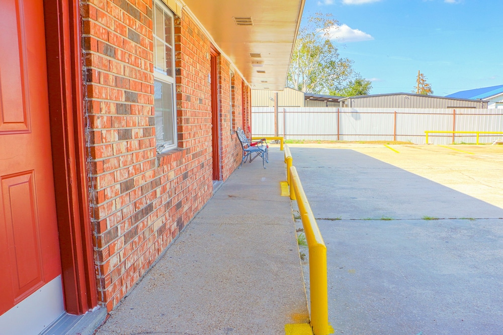 Economy Inn By OYO Lockport near Houma 20/34