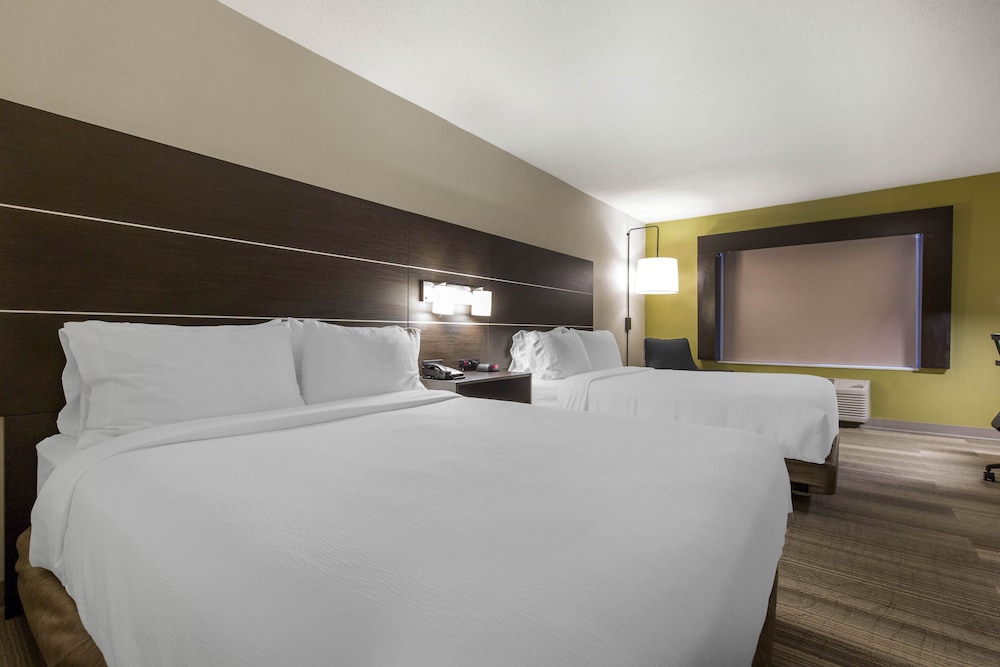 Holiday Inn Express and Suites Chicago West St Charles an IHG Hotel 7/72