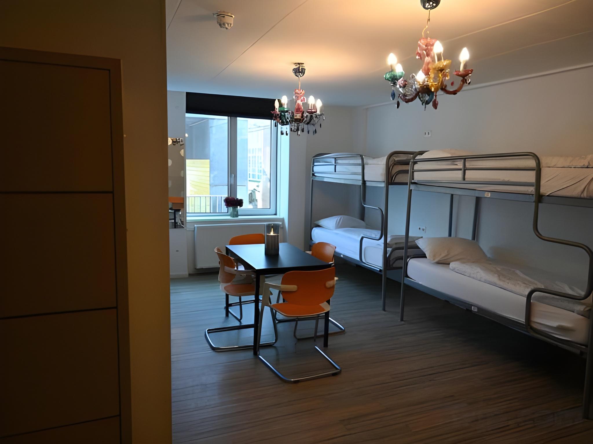 Mixed Dorm, 10 People, Shared Bathroom