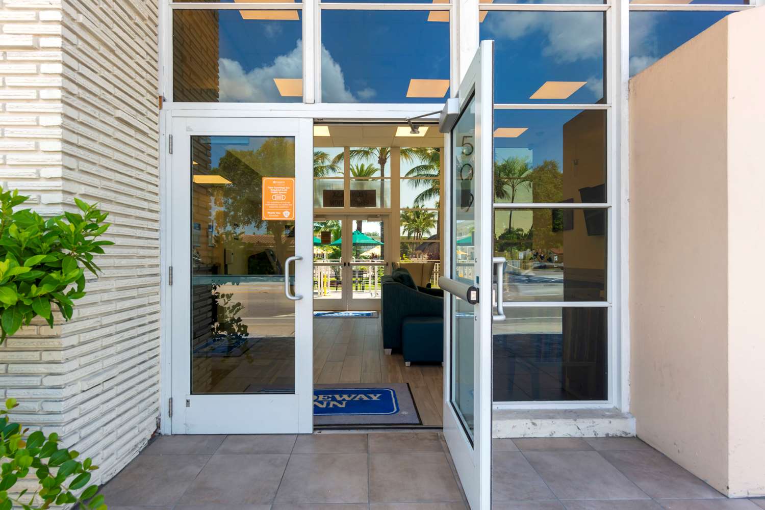 Downtown Hollywood Gardens Inn & Suites 9/20