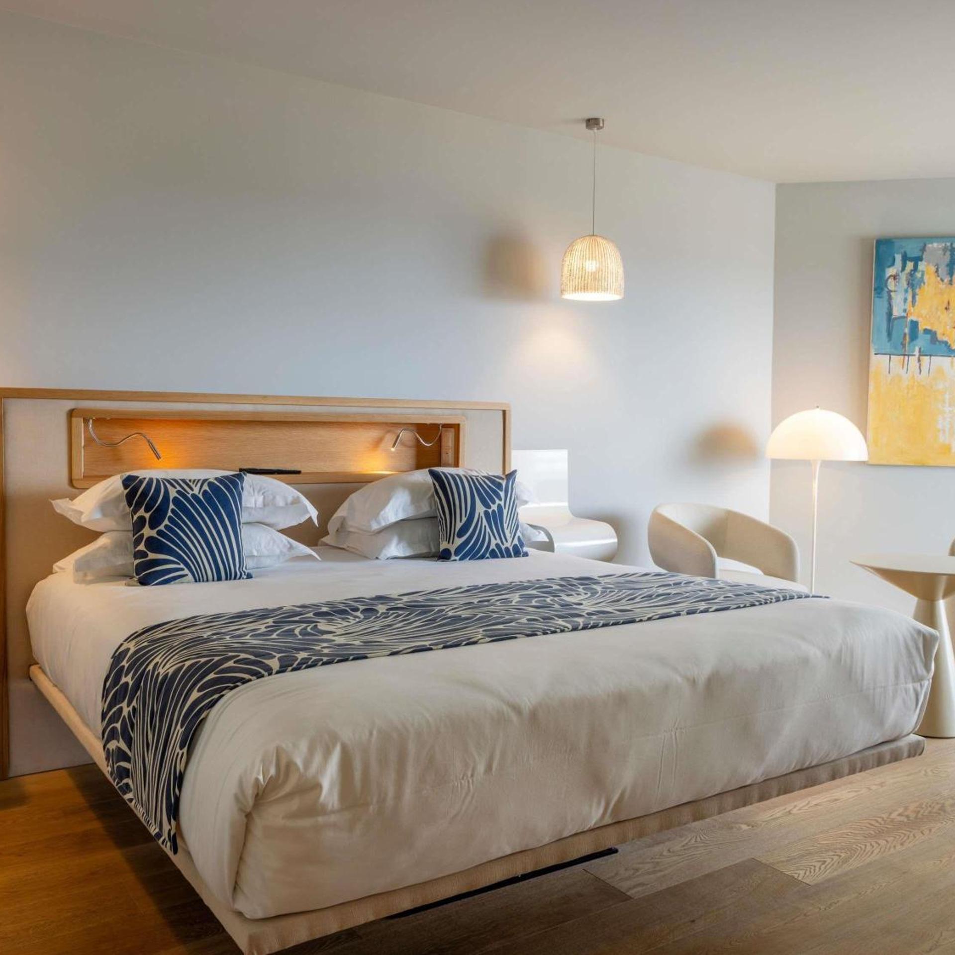 Superior, King Bed, Pool and Sea View