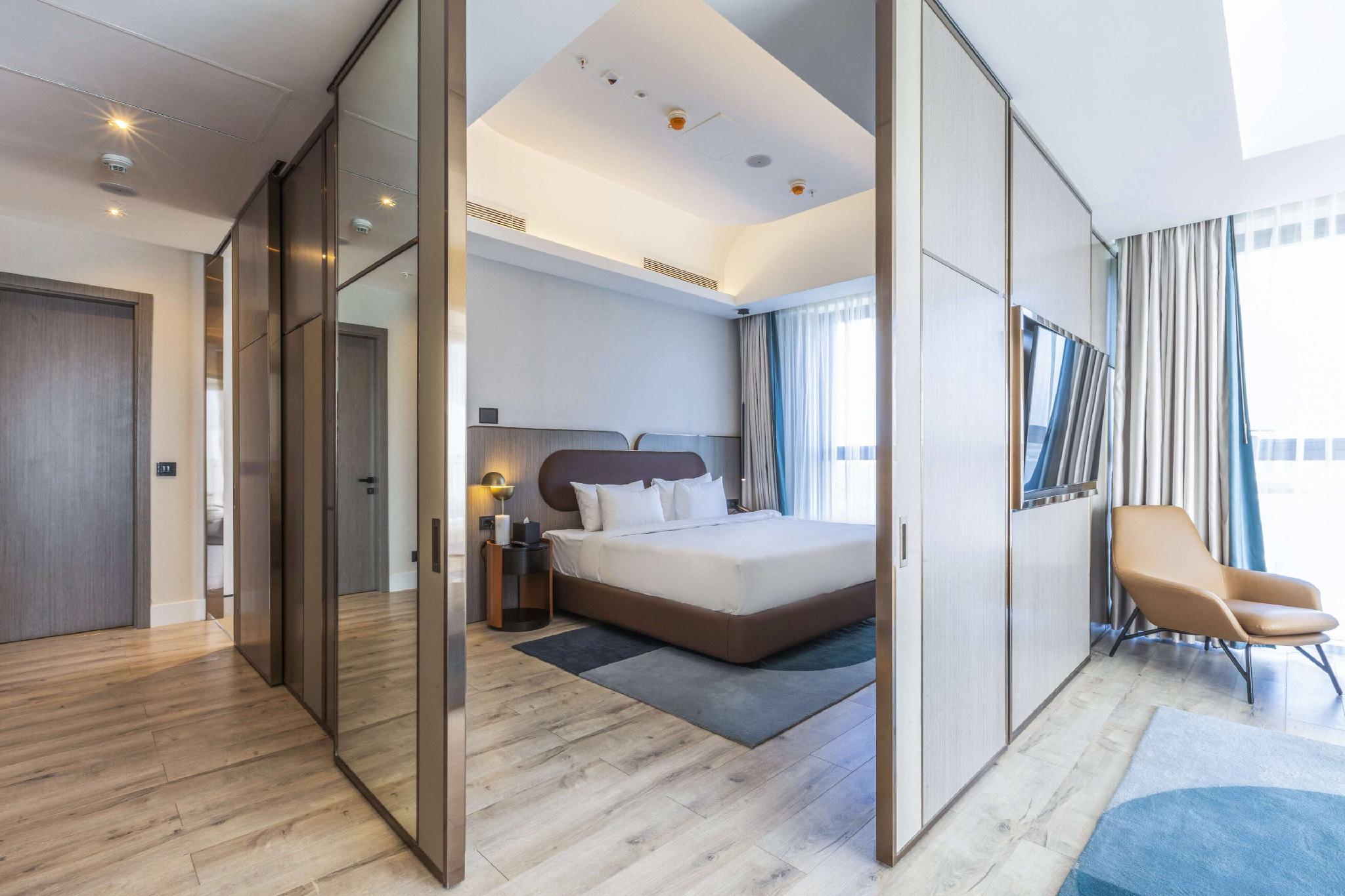 Suite, King Bed, Canal View, Balcony