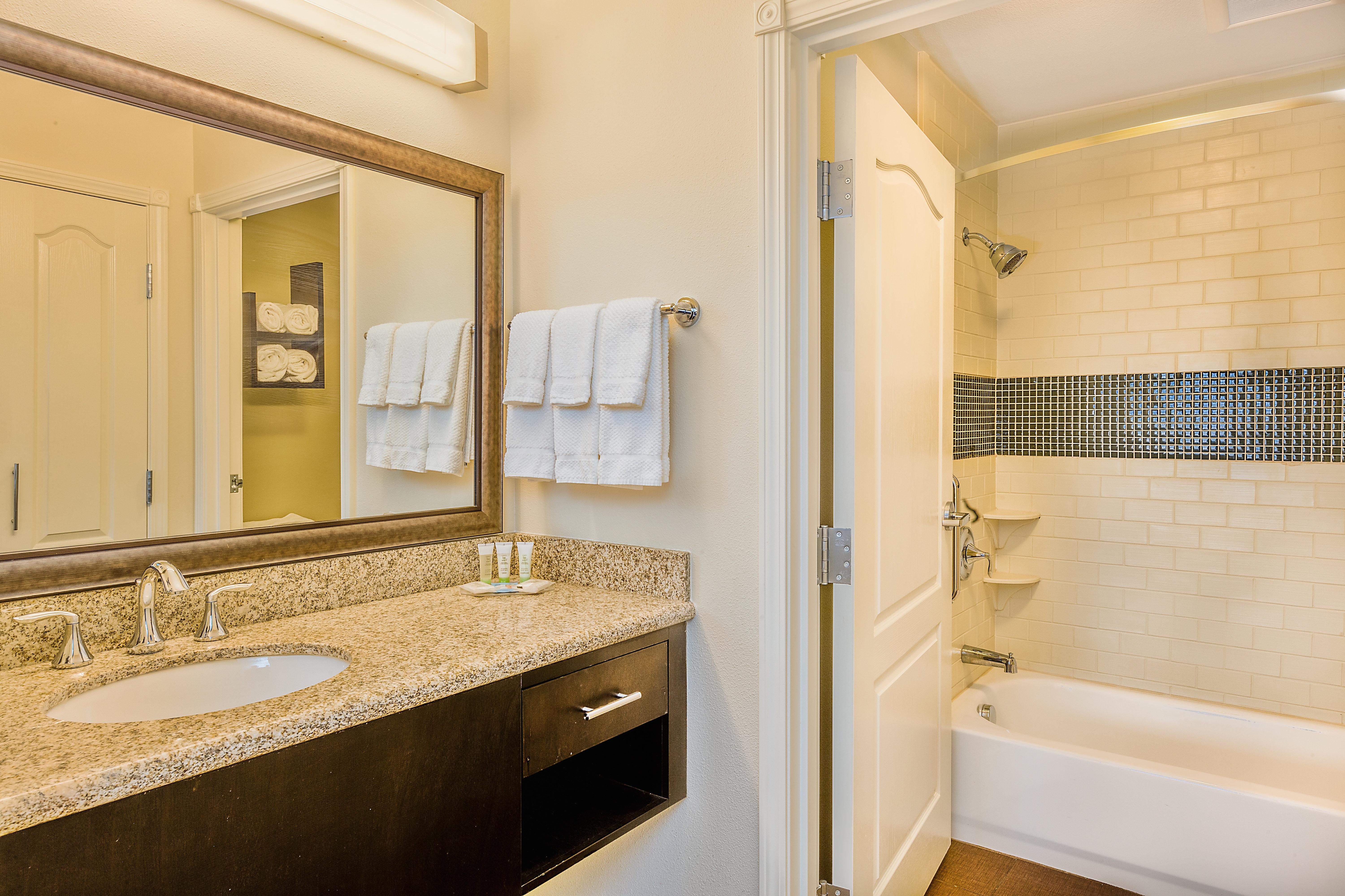 Studio, Queen Bed, Accessible
