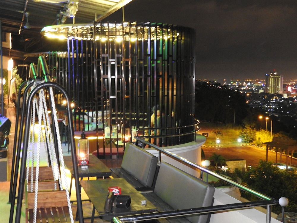 Crown Vista Hotel 3/50