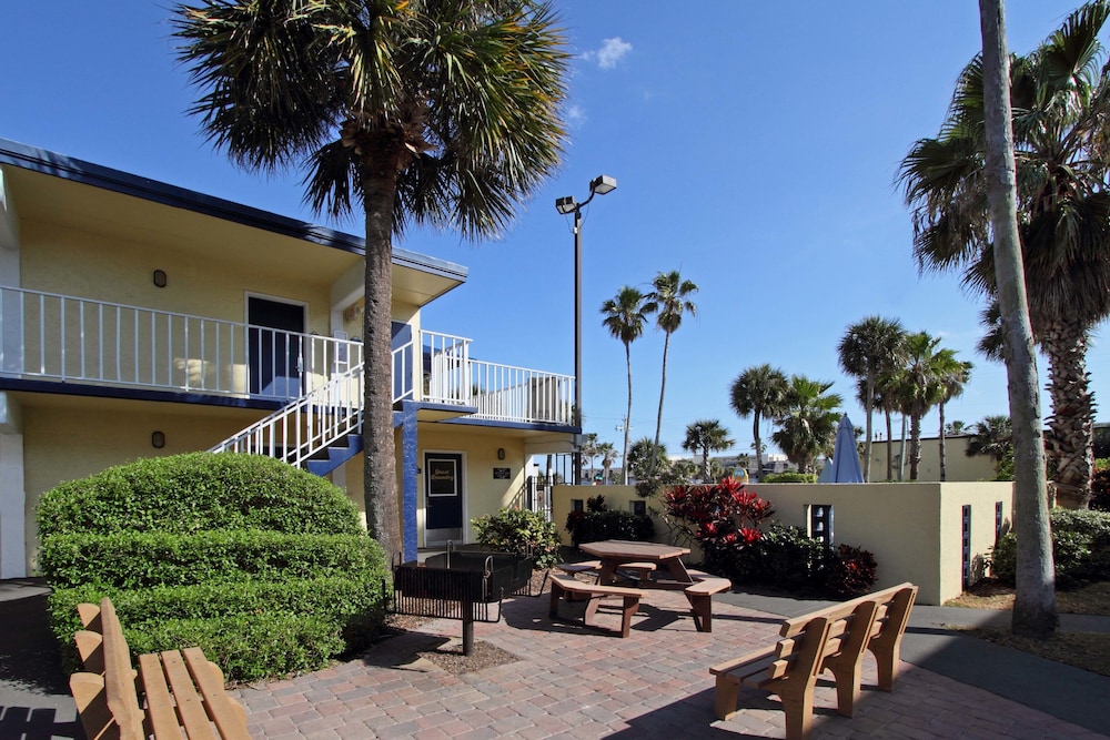 Days Inn By Wyndham Cocoa Beach Port Canaveral 5/44
