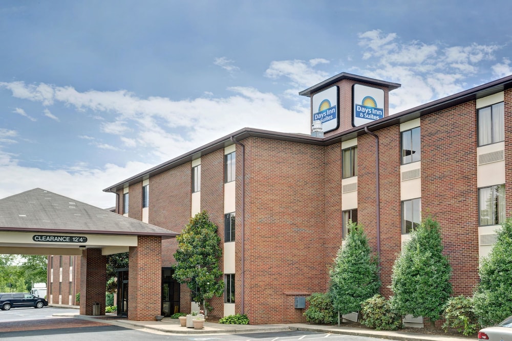 Days Inn & Suites by Wyndham Hickory 4/25