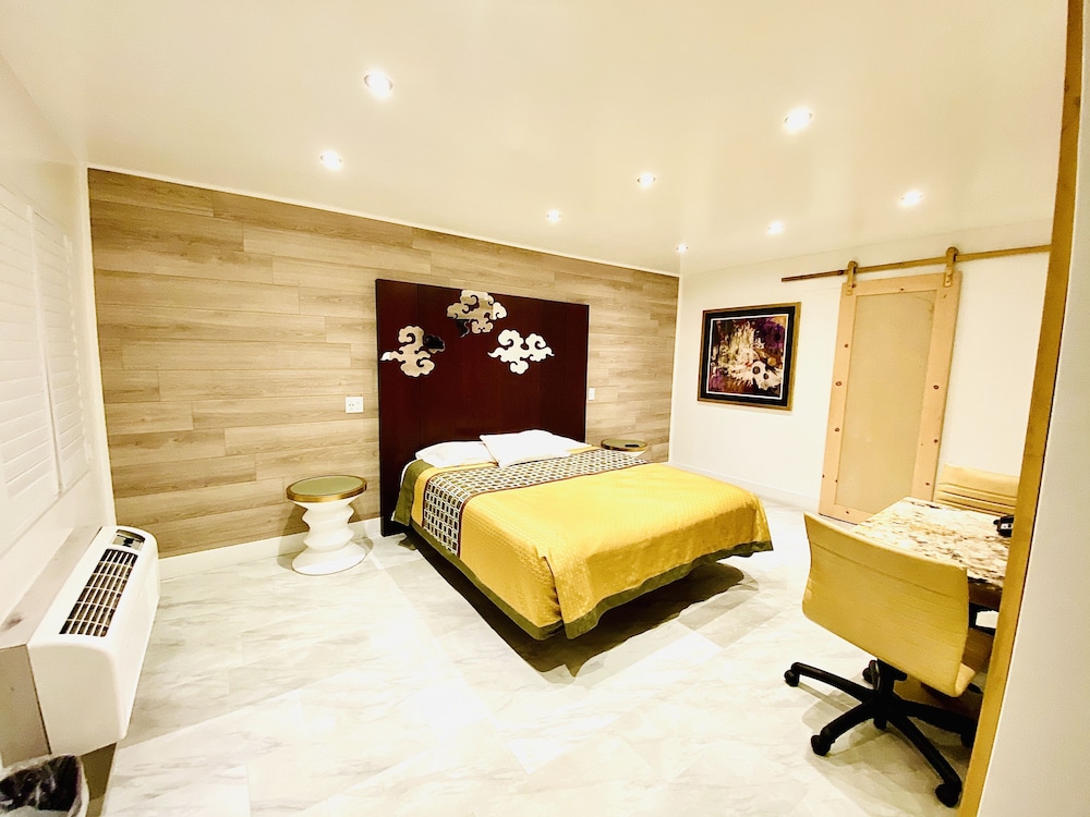 Casa Blanca Inn & Suites 33/67