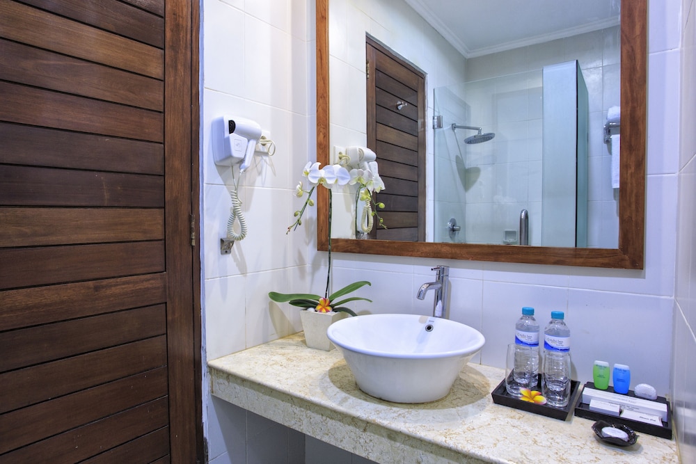 ADHI JAYA HOTEL 27/56