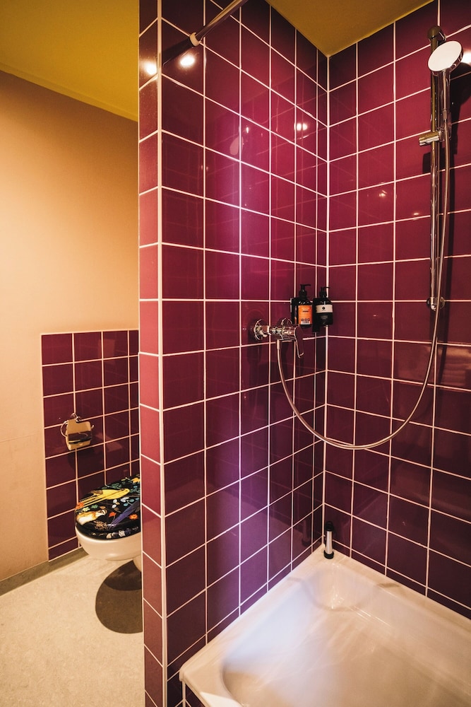 Bure, 1 Double and 4 Single Beds، Superbude St Georg 9/9