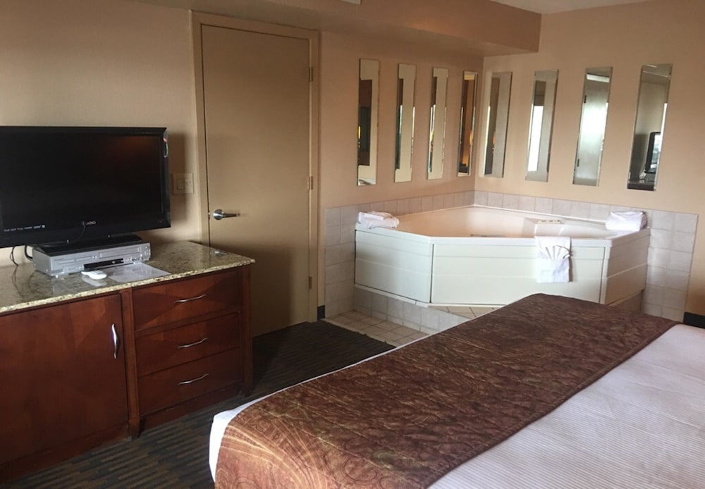 Best Western Plus Landing View Inn & Suites 17/51