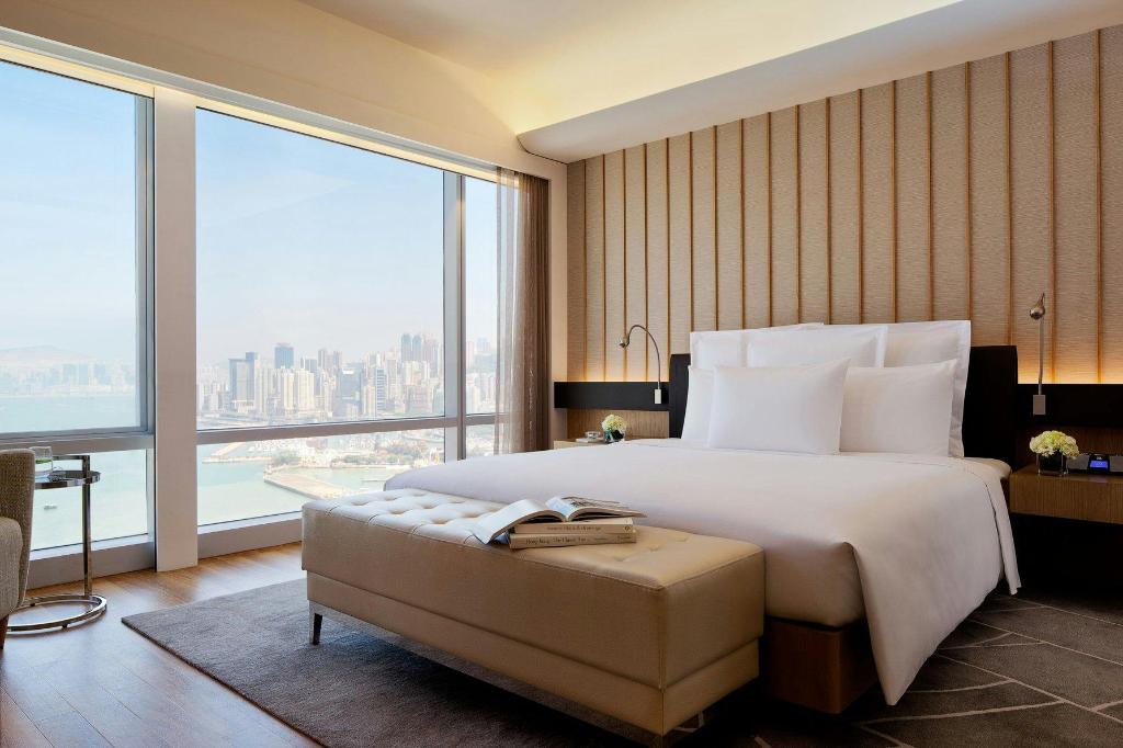 1 Bedroom, Victoria, Suite, King Bed, Harbour View, Balcony, Executive Lounge Access, Large
