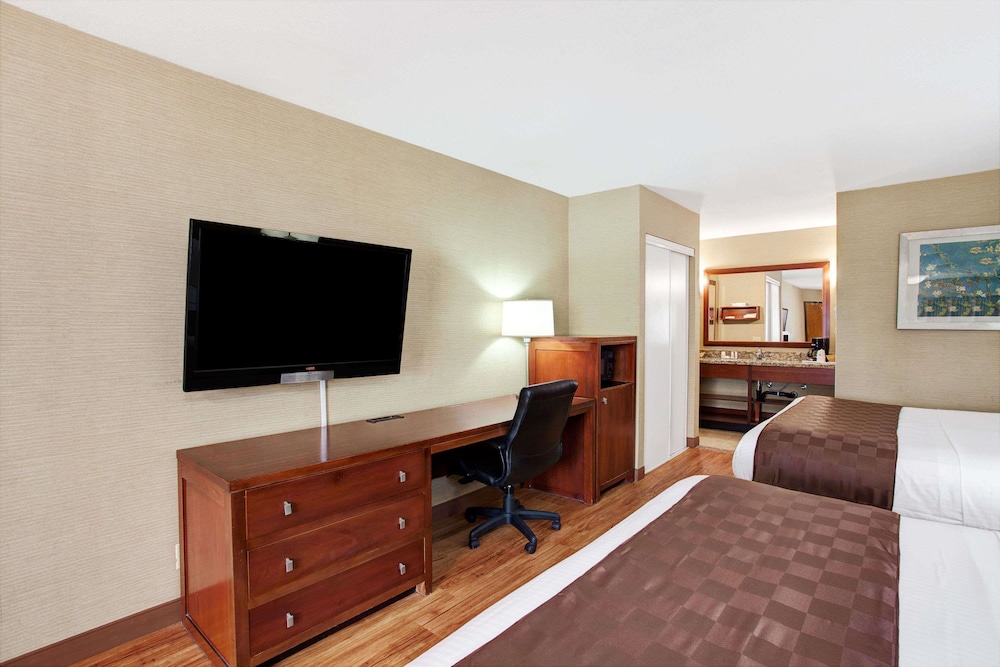 Travelodge by Wyndham Culver City 46/52