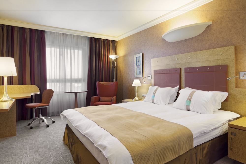 Holiday Inn Athens Airport 10/66