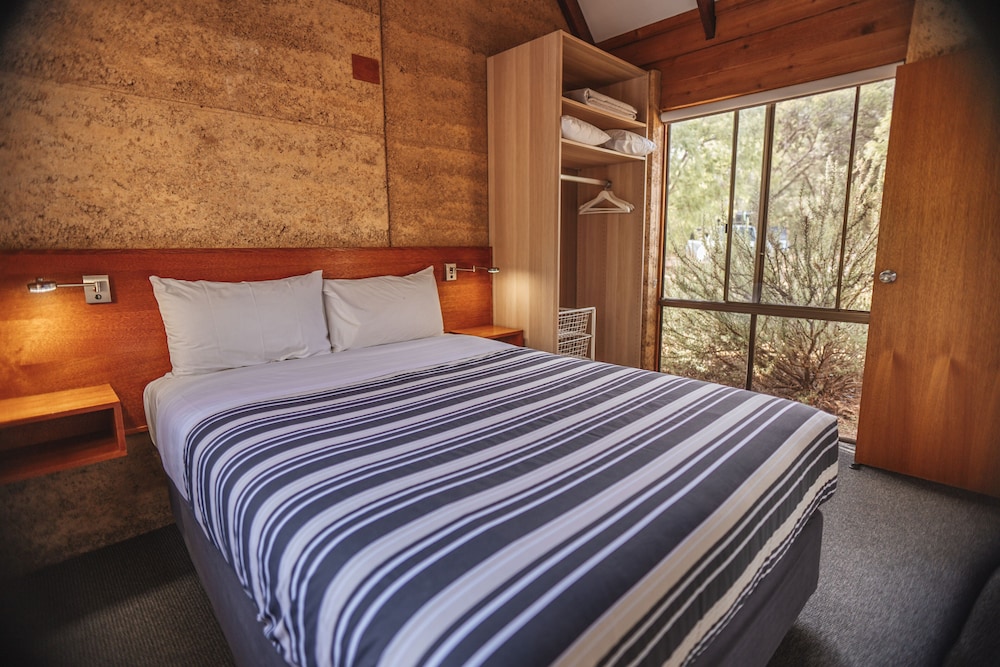 BUSSELLS BUSHLAND COTTAGES 9/47