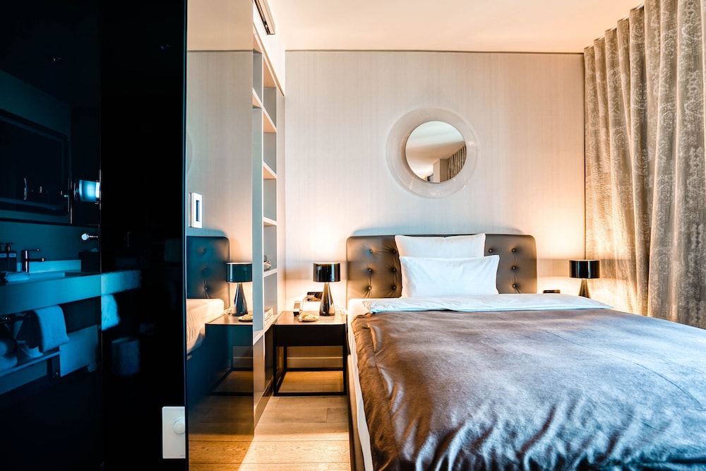 UPTOWN, SUITE