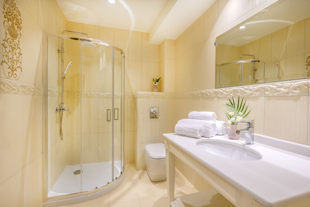 Emerald suites 30/32