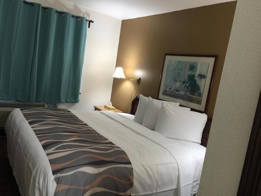 McGoverns Hotel and Suites 19/45