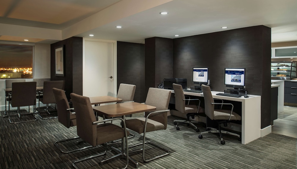 Hilton Winnipeg Airport Suites 62/65