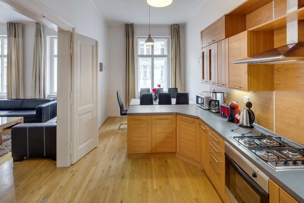 OLD TOWN SQUARE APARTMENTS 5/50
