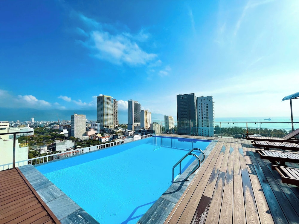 Royal Beach Hotel 63/67