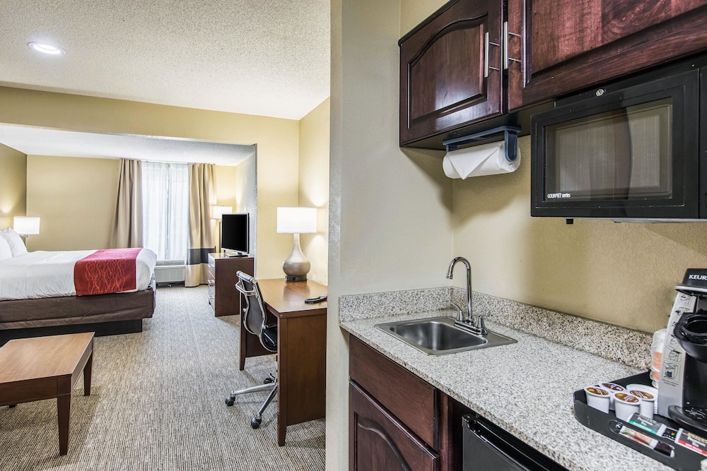 Comfort Inn & Suites Greenwood Near University 43/66