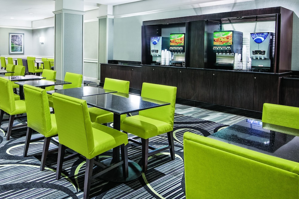 La Quinta Inn & Suites by Wyndham San Antonio Riverwalk 39/53
